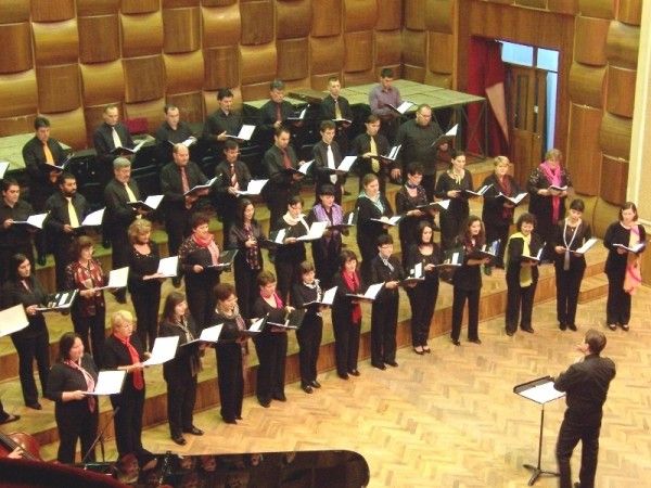 Concert cu Corul Academic al Filarmonicii de Stat din Arad – la pupitru SABIN PAUTZA