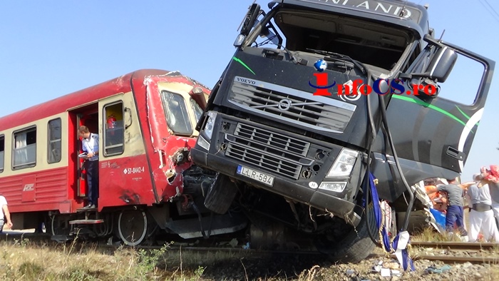 VIDEO Accident de tren la Fizeș în Caraș Severin, un tir a fost spulberat
