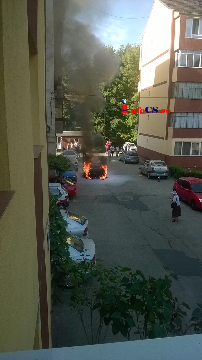 EXCLUSIV VIDEO O maşina a ars ca o torţă la Reşita