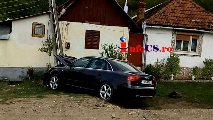 VIDEO Accident cu Audi făcut praf si atâlp de electricitate rupt la Carașova