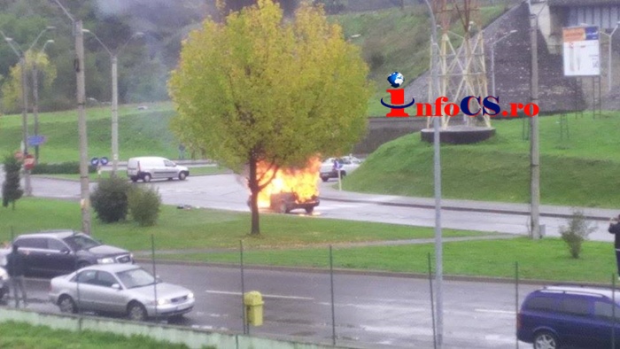 VIDEO Un Ford a ars ca o torță la Reșița la nici 100 de metri de o benzinărie