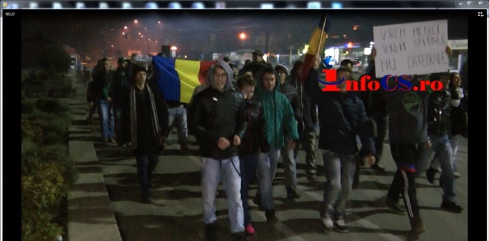 VIDEO ,,Ieșiți din casă, dacă vă pasă” ! S-a spart mămăliga tăcerii la Reșița, tinerii se alătură protestatarilor