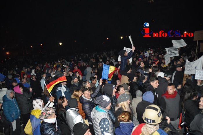VIDEO Peste 1000 de reșițeni au participat aseară la marșul anticorupției și revoltei