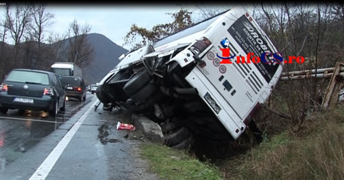 EXCLUSIV VIDEO Accident cu autobuz plin cu pasageri la Herculane