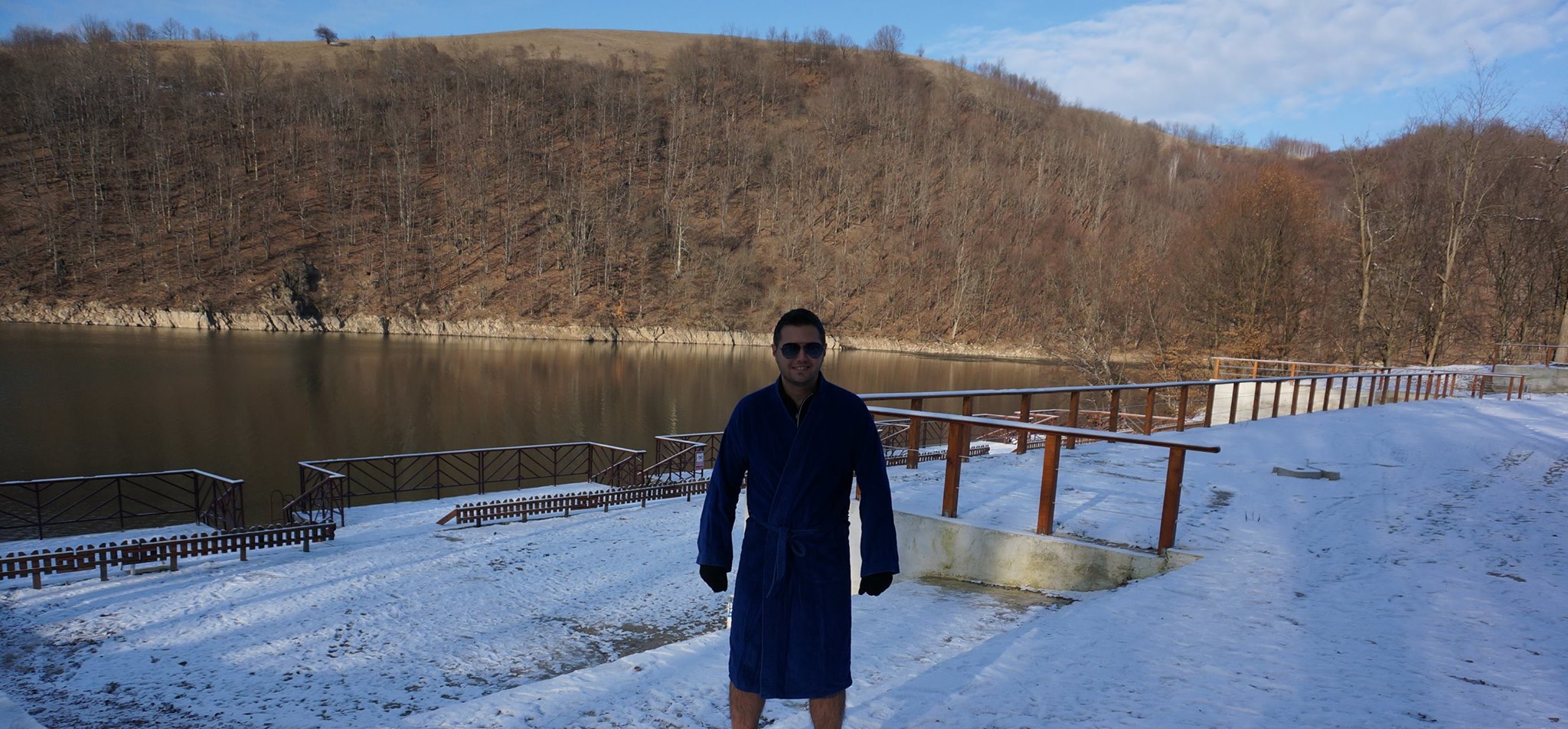 VIDEO Dani Ioviță – reșițeanul temerar care a făcut baie în barajul Secu de anul nou