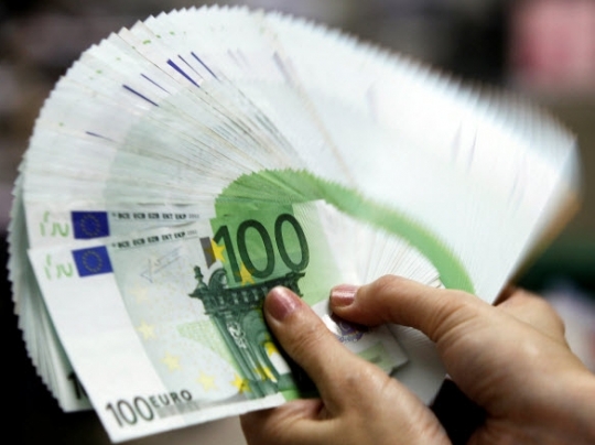 A zecea şedinţă consecutivă cu euro peste 4,5 lei