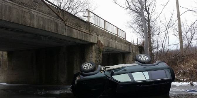 A plonjat cu mașina în Sebeș de pe pod, de la 5 metri