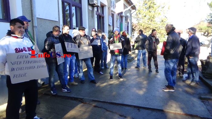 VIDEO Sătenii din Fizeș în greva foamei – 20 de oameni în fața Primăriei cu pancarta de gât