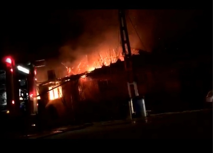 VIDEO Incendiu devastator la trei gospodarii in Ocna de Fier