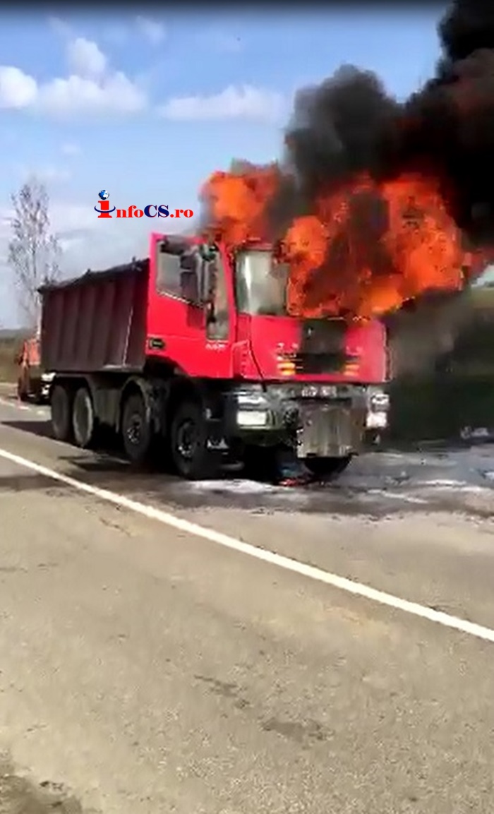 EXCLUSIV VIDEO Incendiu pe DN 58A Soceni – Ezeriș , Un camion a ars ca o torță