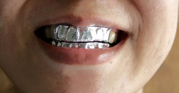 Albeste-ti dintii acasa cu ajutorul foliei de aluminiu si al bicarbonatului
