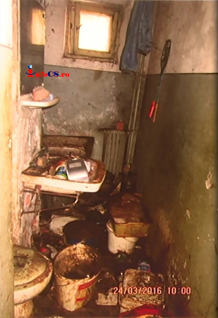 VIDEO Bomba biologica la Resita; Un batran pune in pericol sanatatea locuitorilor unei scari de bloc