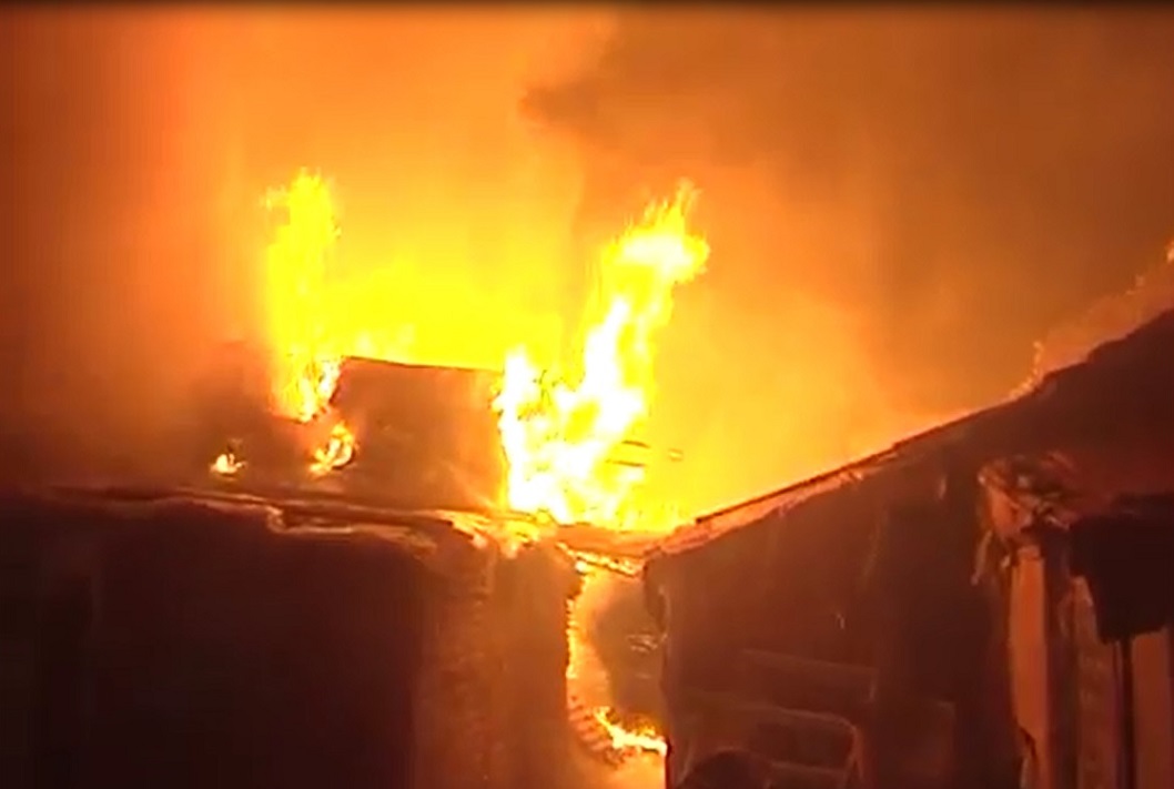 VIDEO Foc devastator la o societate comerciala din Zavoi