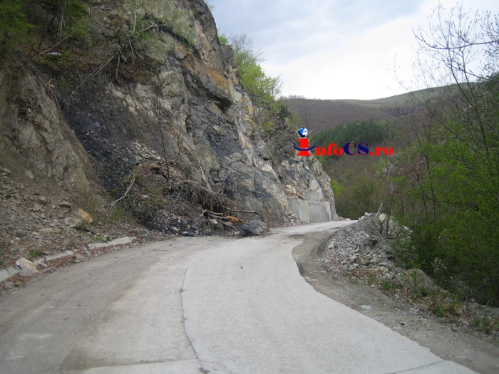 VIDEO Alunecare de teren cu drum inchis la Cornereva – Ocol de zeci de km pentru soferi