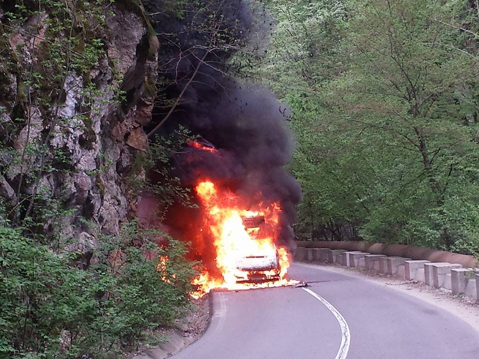 VIDEO O autoutilitară a luat foc în Defileul Minisului- Șoferul s-a salvat la timp
