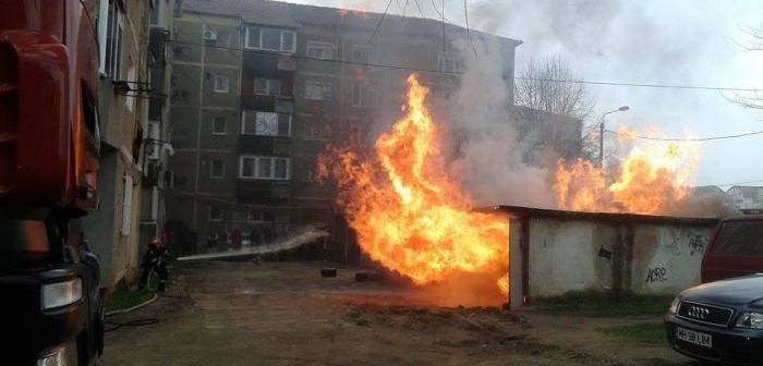 VIDEO Foc de la aparatul de sudura – Doua garaje au ars din cauza unui barbat din Mehadia
