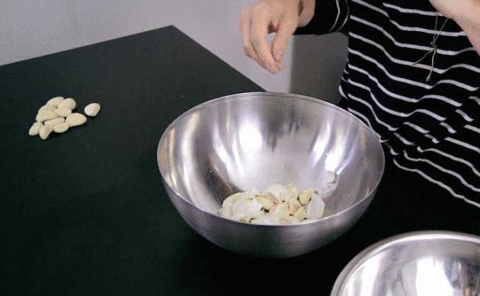 Cum se curăță o căpățână de usturoi, un ou, un kiwi sau cartofii în 10 secunde? VIDEO
