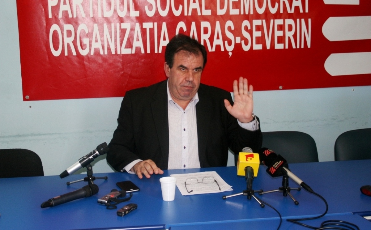 Ion Crina, candidatul PSD la Primaria Resita, in mijlocul alegatorilor