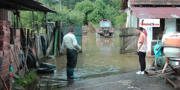 VIDEO Inundații la Ezeriș – apa a inundat culturile si a intrat în curți și grădini