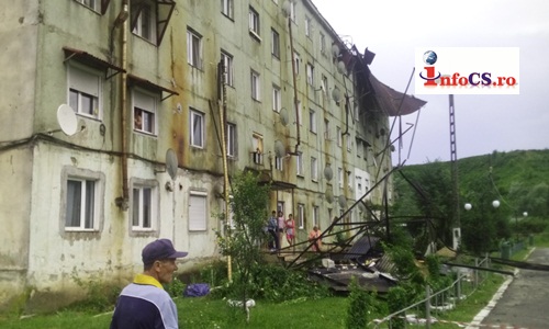 VIDEO Acoperișuri luate de vânt la Oțelu Roșu, inundații la Caransebeș și circulația CFR oprită