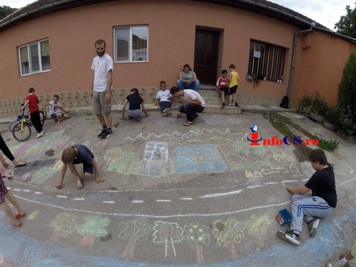 Voluntarii SEV ai Asociaţiei Sirinia au organizat evenimentul „Copilăria – Limbaj Universal” în centrul satului Berzasca