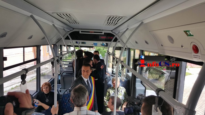 VIDEO Dar minunat de ,,Ziua copilului” – După o pauză de 10 ani, în Bocșa circula din nou autobuzele urbane