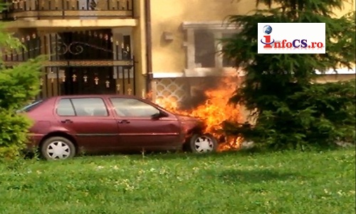 VIDEO O masina a luat foc langa Judecatoria Resita, la semafor
