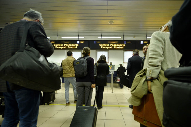 Reșița se îndreaptă spre depopulare – Coadă la agențiile de turism pentru bilete de avion în străinătate