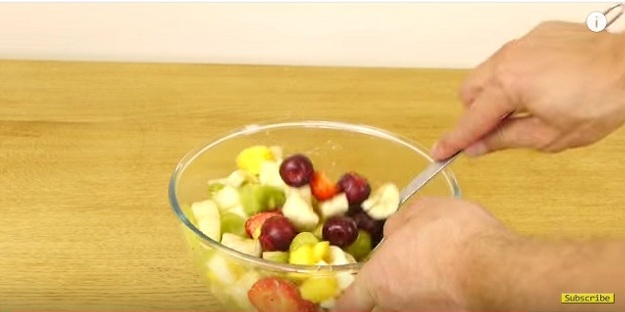 VIDEO Hai la un desert rapid și gustos: cum facem rapid o salată din fructe?