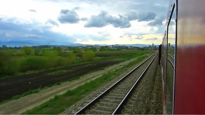 VIDEO La un pas de tragedie, pe calea ferată la Cavaran