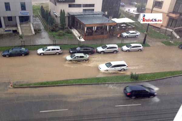 VIDEO Ploaie torenţială cu parcarea de la Primarie şi strazi inundate in centrul Reşiţei