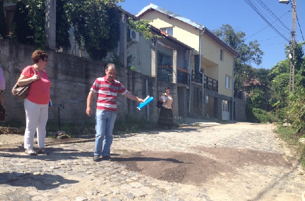 Trai pe vatrai – Fara apa si cu strada sparta de 3 luni la Resita pe strada Ioan Vidu