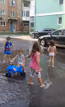 VIDEO Ploaie de vara – Ploaie cu bucurii pentru cei mici peste necazurile celor mari