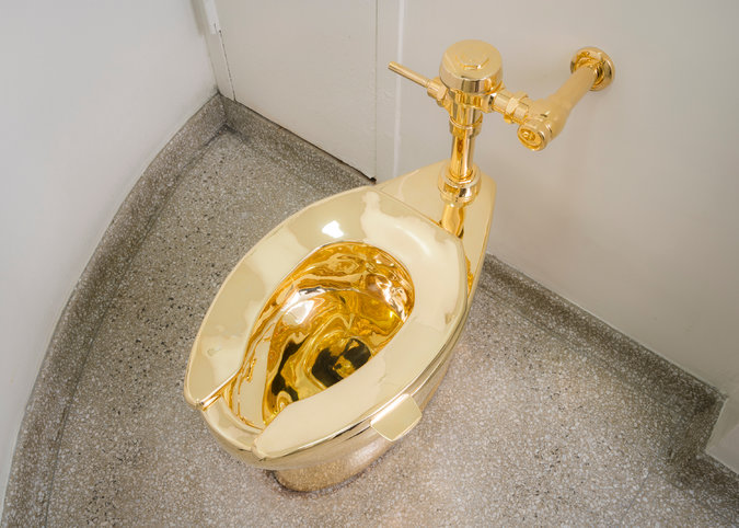 Mondo umano – Cum te simti cand faci pipi intr-un wc din aur ?