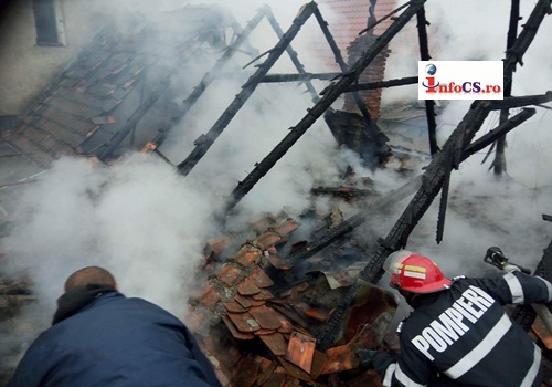 VIDEO Incendiu cu pericol de extindere în Caransebeș – O casa a luat foc de la un scurt-circuit