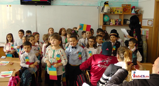 VIDEO Copiii de la Clasa pregătitoare A de la Şcoala generală nr. 7 din Reşita au serbat Ziua Naţională a României în avans