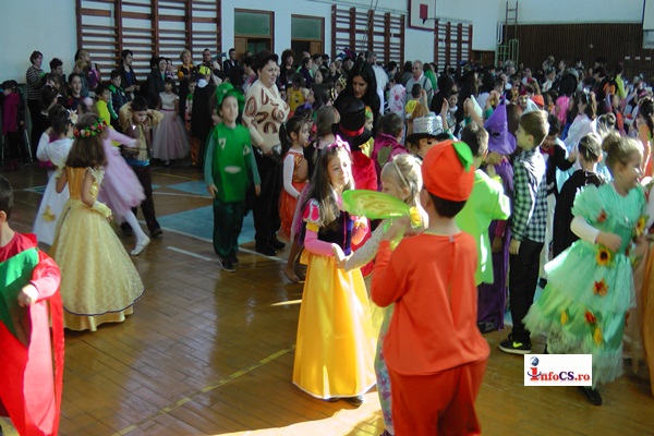 VIDEO Carnavalul Toamnei s-a încheiat la Generala 7 Resita cu dans, petrecere și parada mastilor