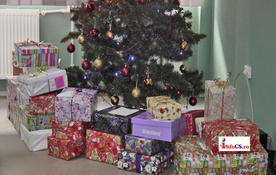 VIDEO 80 de copii de la școli din Reșița și Carașova au beneficiat de o masă caldă și daruri, în prag de Crăciun