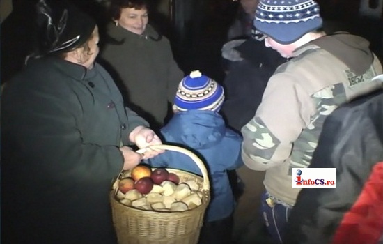 VIDEO Ajun de Craciun – Piţărăii pornesc din poartă în poartă şi primesc colaci, mere şi nuci