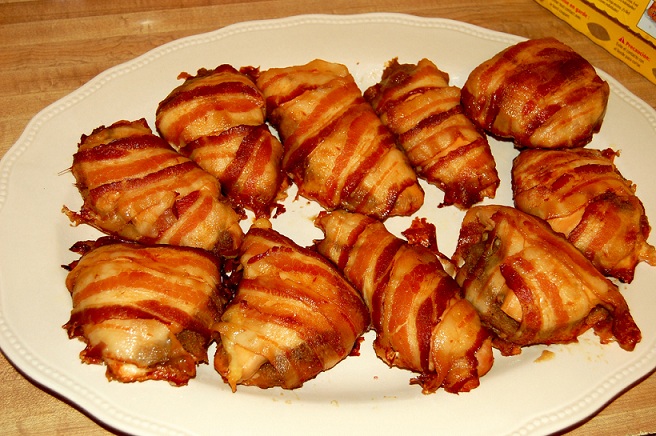 Alta idee pentru masa de Revelion – Rulouri de pui in bacon, aperitiv dulce-picant