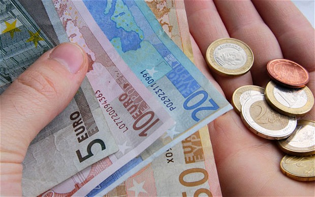 Euro încearcă să revină la 4,50 lei