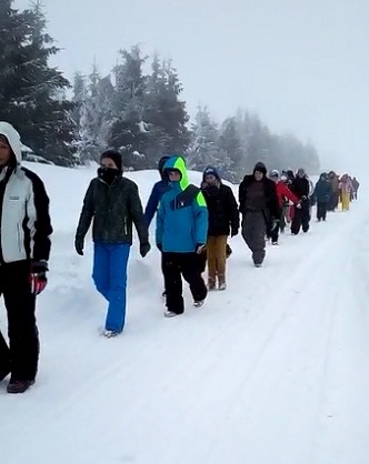 VIDEO Drumul spre Semenic a fost redeschis 42 de copii au fost scosi din zapada