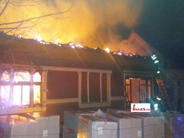 VIDEO Incendiu puternic în satul Petrilova, o persoană decedată