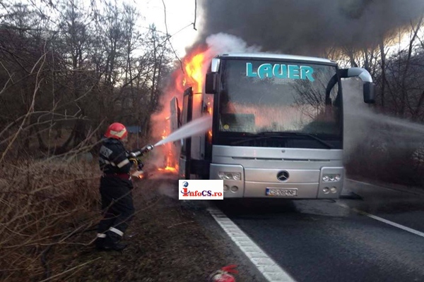 VIDEO EXCLUSIV Clipe de groaza pe DN58B – Un autocar a luat foc langa Resita