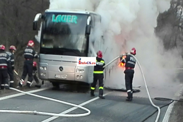 VIDEO EXCLUSIV Autocar în flăcări în Caraș Severin