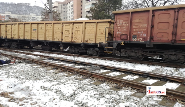 VIDEO Tren deraiat la Gara Reşita Sud – Un vagon încărcat cu lingouri a sărit de pe sine