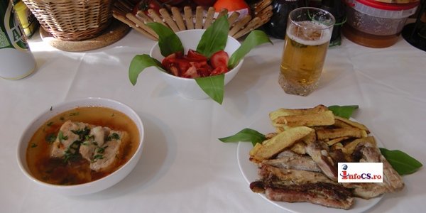 VIDEO Azi gatim cu piept de porc – Ciorba si friptura cu cartofi prajiti si salata de rosii