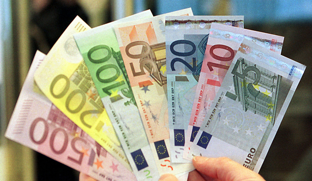 Euro s-a întins la umbra de la 4,56