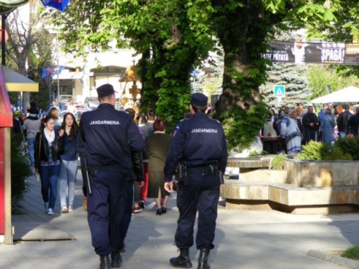 Jandarmii cărăşeni asigură ordinea publică pe timpul sarbatorilor