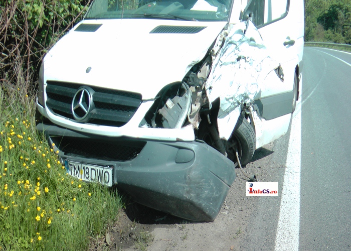 VIDEO Un șofer baut a pus in pericol viata a 10 oameni – Accident cu două microbuze si 9 pasageri pe DN58B la Colțan